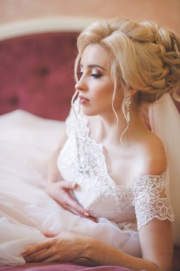 Zarif dantel gelinlik içinde ihale gelin