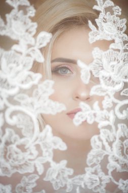 İhale genç gelin peçe dantel ile altında