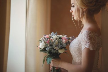 İhale genç gelin düğün buket tutan zarif gelinlik