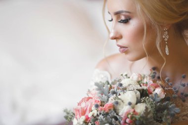 İhale genç gelin düğün buket tutan zarif gelinlik