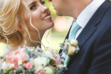 Ön plan üzerinde ile düğün buketi gelin portresi Görünümü Kapat