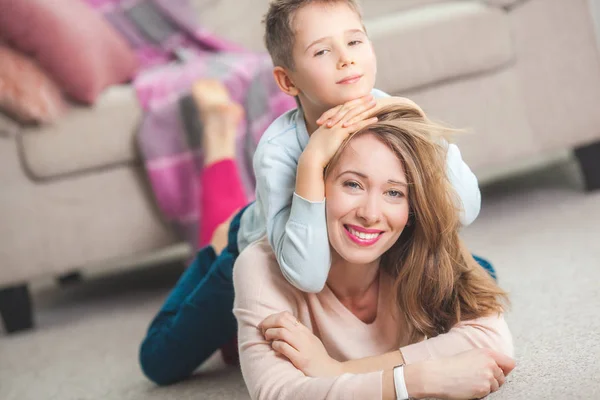 Jonge Moeder Met Zoon Spelen Verdieping Thuis Woonkamer — Stockfoto