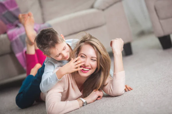 Νεαρή Μητέρα Παίζει Γιο Στο Πάτωμα Στο Σπίτι Στο Σαλόνι — Φωτογραφία Αρχείου