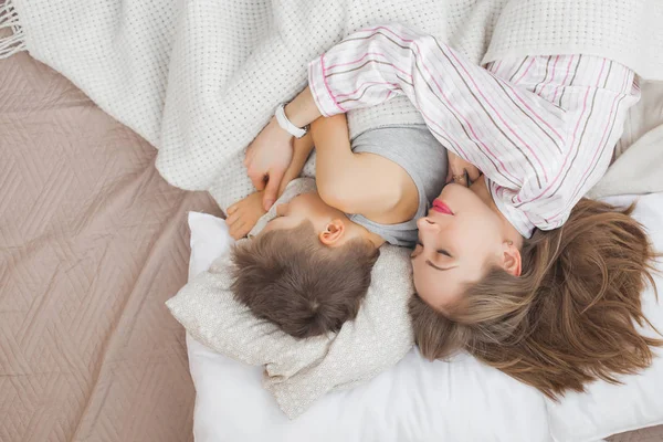 Madre Durmiendo Con Hijo Cama Bajo Manta Blanca — Foto de Stock