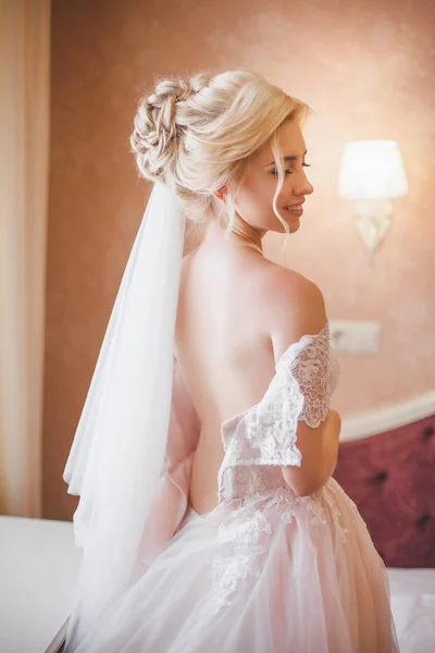 Zarte Braut Eleganten Brautkleid Aus Spitze — Stockfoto