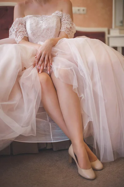 Gambe Nuziali Sotto Abito Sposa Lusso — Foto Stock