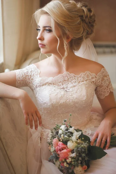 温柔的年轻新娘穿着优雅的婚纱举行婚礼花束 — 图库照片