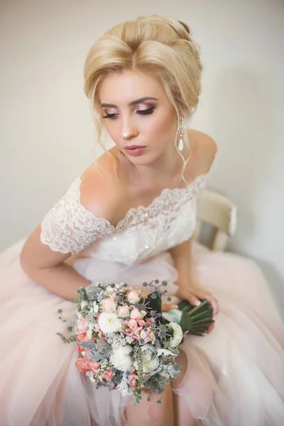 Zarte Junge Braut Eleganten Brautkleid Mit Brautstrauß — Stockfoto