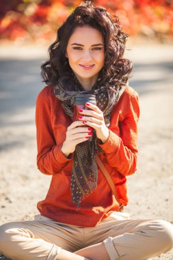 Çay veya kahve sonbahar arka plan, genç güzel kadın. Çekici genç kız açık havada portresi