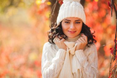Sonbahar arka plan genç güzel kadın. Çekici genç kız açık havada portresi
