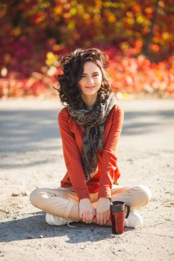 Çay veya kahve sonbahar arka plan, genç güzel kadın. Çekici genç kız açık havada portresi