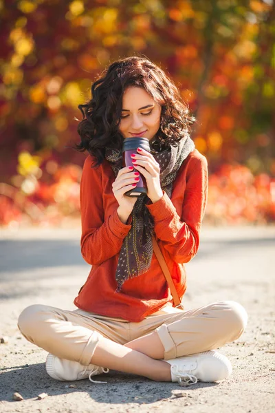 Mujer Hermosa Joven Fondo Otoño Retrato Chica Joven Atractiva Aire — Foto de Stock