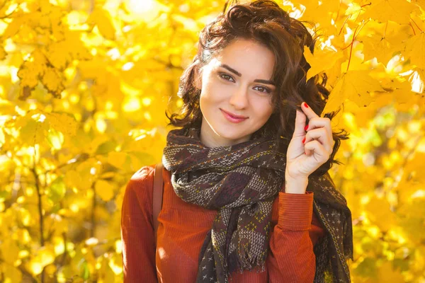 年轻美丽的女人在秋季背景 户外迷人少女肖像 — 图库照片