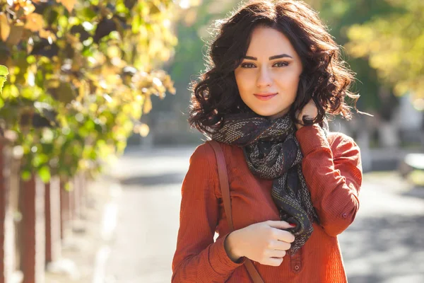 Mooie Jongedame Bij Herfst Achtergrond Portret Van Aantrekkelijke Jong Meisje — Stockfoto