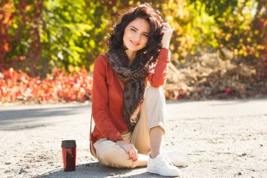 Çay veya kahve sonbahar arka plan, genç güzel kadın. Çekici genç kız açık havada portresi