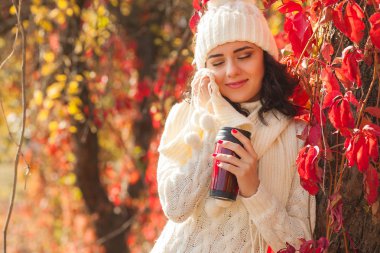 Sonbahar arka plan genç güzel kadın. Çekici genç kız açık havada portresi