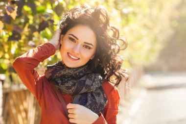 Sonbahar arka plan genç güzel kadın. Çekici genç kız açık havada portresi