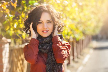 Sonbahar arka plan genç güzel kadın. Çekici genç kız açık havada portresi