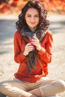 Çay veya kahve sonbahar arka plan, genç güzel kadın. Çekici genç kız açık havada portresi