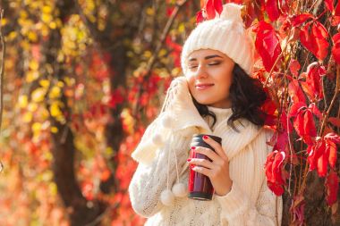Çay veya kahve sonbahar arka plan, genç güzel kadın. Çekici genç kız açık havada portresi