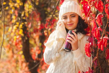 Çay veya kahve sonbahar arka plan, genç güzel kadın. Çekici genç kız açık havada portresi