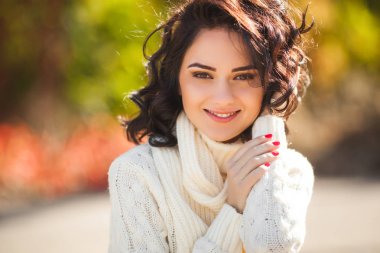 Sonbahar arka plan genç güzel kadın. Çekici genç kız açık havada portresi