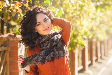 Sonbahar arka plan genç güzel kadın. Çekici genç kız açık havada portresi
