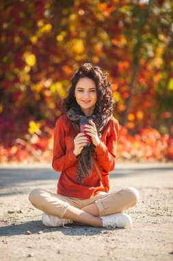 Çay veya kahve sonbahar arka plan, genç güzel kadın. Çekici genç kız açık havada portresi