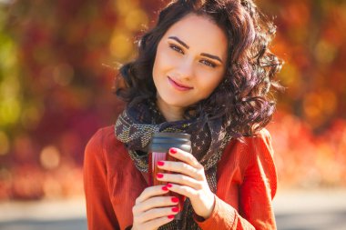 Çay veya kahve sonbahar arka plan, genç güzel kadın. Çekici genç kız açık havada portresi