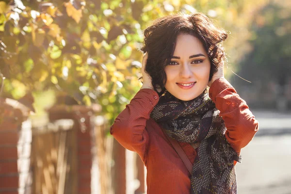 Sonbahar arka plan genç güzel kadın. Çekici genç kız açık havada portresi