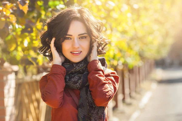 Sonbahar arka plan genç güzel kadın. Çekici genç kız açık havada portresi