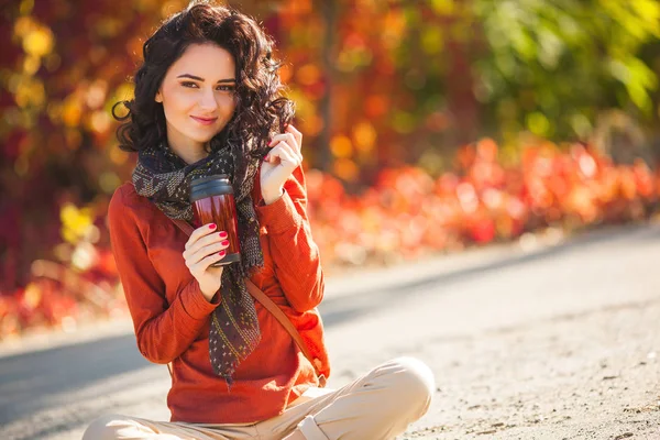 Młoda Kobieta Piękną Filiżankę Kawy Lub Herbaty Jesień Portret Atrakcyjna — Zdjęcie stockowe