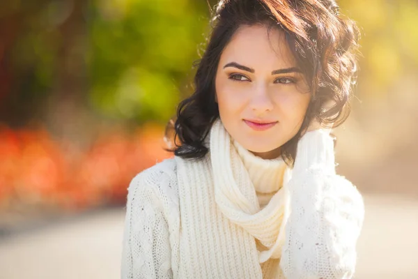 Jovem Mulher Bonita Fundo Outono Retrato Menina Atraente Livre — Fotografia de Stock