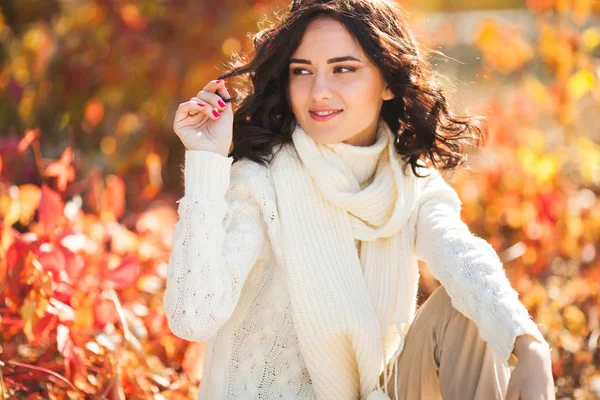 Mujer Hermosa Joven Fondo Otoño Retrato Chica Joven Atractiva Aire — Foto de Stock