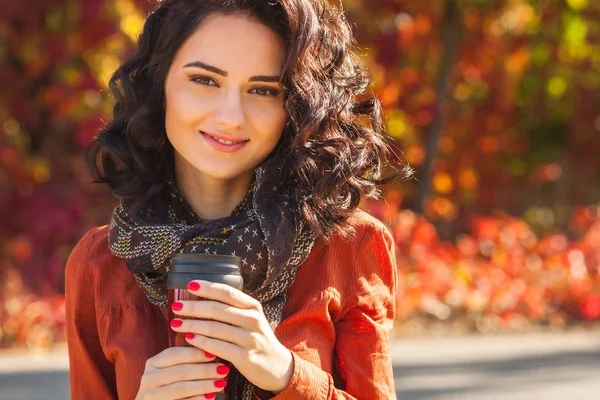 年轻美丽的女人与杯茶或咖啡在秋季背景 户外迷人少女肖像 — 图库照片