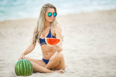 Plaj rahatlatıcı üzerinde genç çekici kadın. Karpuz güzel kadınla. Sevimli kız açık havada