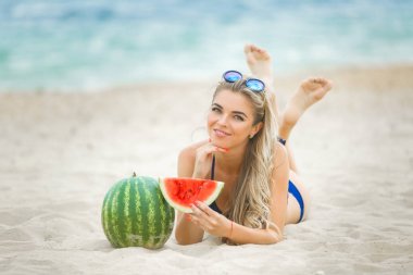 Plaj rahatlatıcı üzerinde genç çekici kadın. Karpuz güzel kadınla. Sevimli kız açık havada
