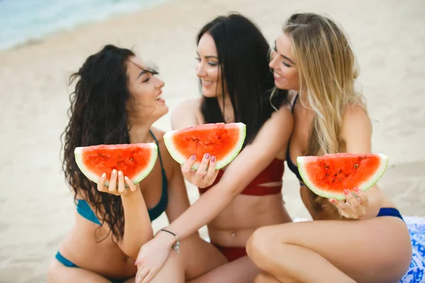 Подружки Пляжі Їдять Кавун Насолоджуються Сонцем — стокове фото