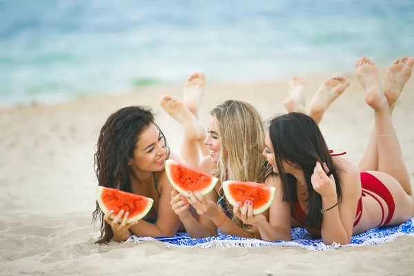Novias Playa Comiendo Sandía Disfrutando Del Sol —  Fotos de Stock