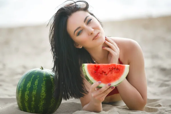 Jonge Aantrekkelijke Vrouw Het Strand Ontspannen Mooie Vrouw Met Watermeloen — Stockfoto