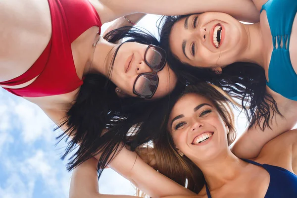 Grupo Chicas Jóvenes Alegres Divirtiéndose Playa —  Fotos de Stock