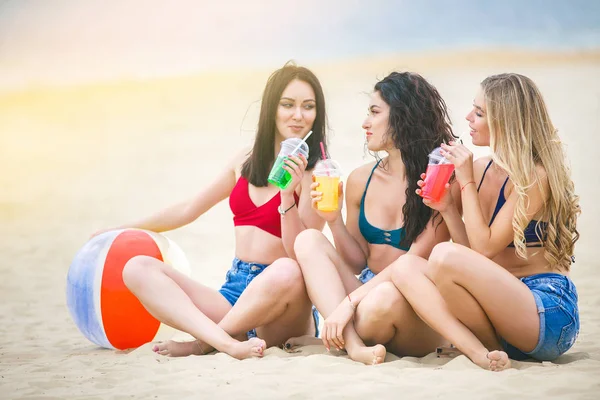 Jóvenes Mujeres Atractivas Fiesta Playa Divirtiéndose Chicas Guapas Divertirse —  Fotos de Stock