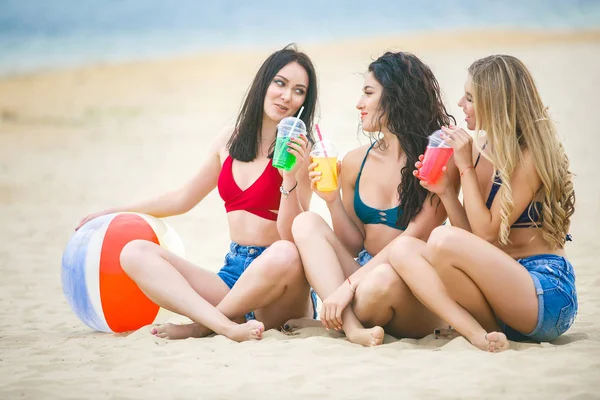 Jóvenes Mujeres Atractivas Fiesta Playa Divirtiéndose Chicas Guapas Divertirse —  Fotos de Stock