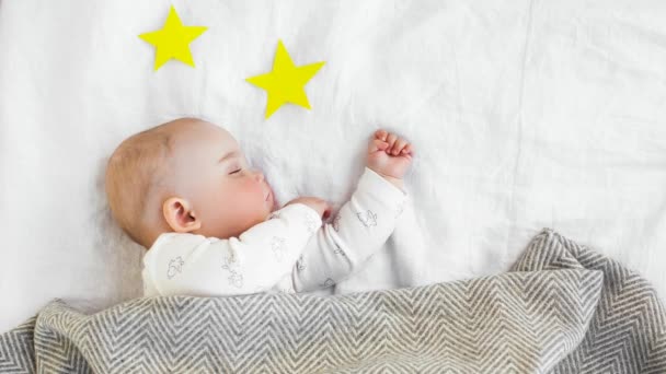 Söt Baby Sover Täcket Bland Stjärnor Stop Motion — Stockvideo