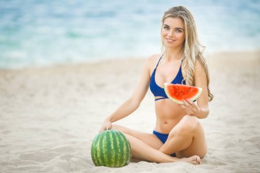 Plaj rahatlatıcı üzerinde genç çekici kadın. Karpuz güzel kadınla. Sevimli kız açık havada