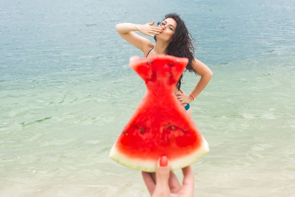 Mujer Atractiva Joven Playa Relajante Bonita Mujer Con Sandía Linda —  Fotos de Stock