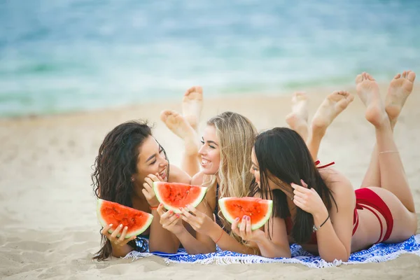 Jóvenes Mujeres Alegres Atractivas Con Sandía Playa Divirtiéndose —  Fotos de Stock