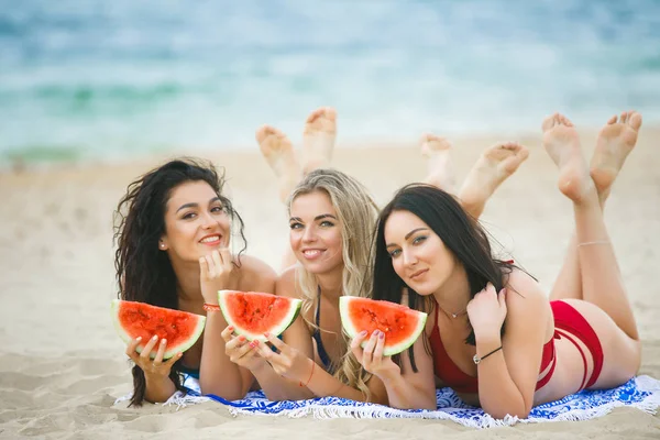 Молоді Привабливі Веселі Жінки Кавуном Пляжі Розважаються — стокове фото