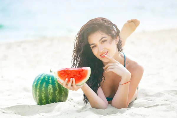 Mujer Atractiva Joven Playa Relajante Bonita Mujer Con Sandía Linda — Foto de Stock