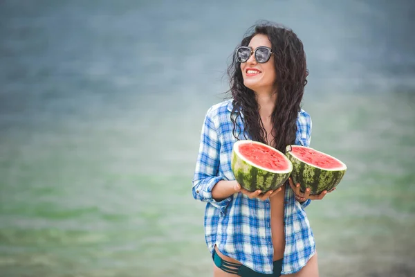 Mujer Atractiva Joven Playa Con Sandía — Foto de Stock